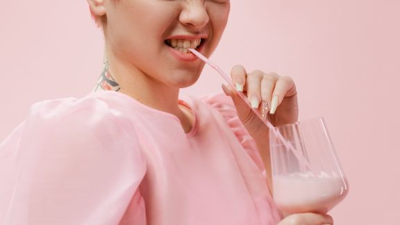 Bolehkah Minum Susu Saat Batuk Berdahak? Begini Lho Moms Kata Ahli