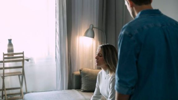Hubungan Intim Terasa Membosankan? Ini 6 Tips Anti-Canggung Membicarakan Soal Seks dengan Pasanganmu Moms, Jangan Sungkan!