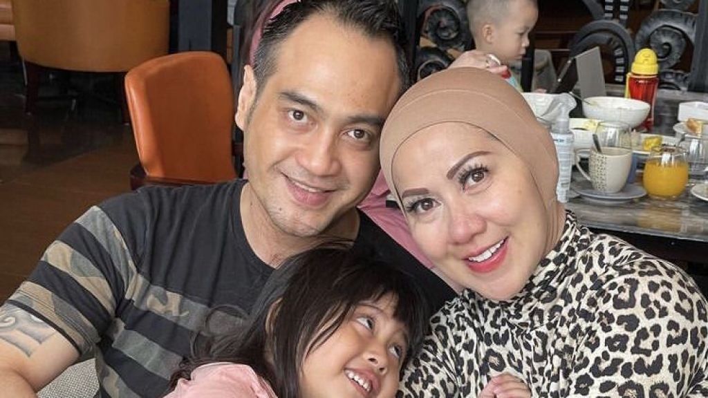 Cium Mesra Pipi Ibunda Venna Melinda, Ferry Irawan: Aku Mencintai Ibu
