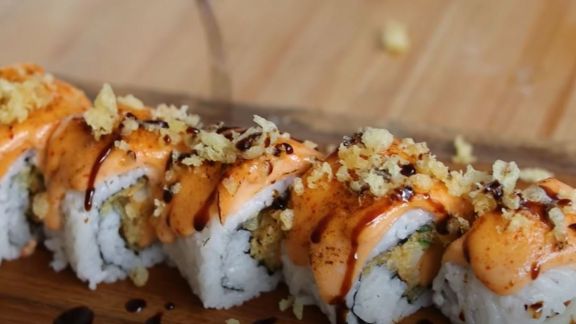 Hobi Makan Sushi? Hati-hati Kelebihan Makan Sushi Berdampak pada Kesehatan Moms!