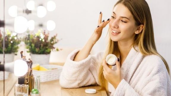 Eits Jangan Asal Pilih Beauty! Ini Kandungan Skincare yang Tepat untuk Wajah Berjerawat, Tertarik Coba?