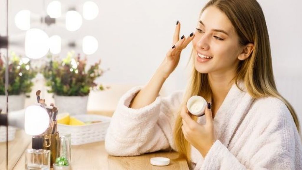 Gak Perlu Repot! Ini 5 Basic Skincare yang Wajib Kamu Terapkan Demi Wajah Glowing, Pemula Mesti Coba!