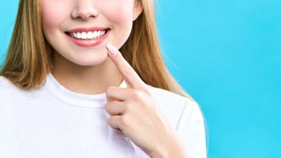 Perawatan Mahal Minggir Dulu! 4 Cara Putihkan Gigi Hanya dengan Bahan Alami, Harus Rutin Ya Beauty!