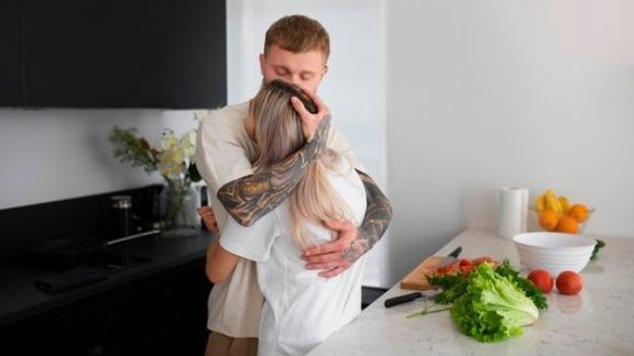 Ssttt! Ini 3 Cara Jitu Biar Suami Makin Lengket ke Istri, Bikin PakSu Kangen Terus