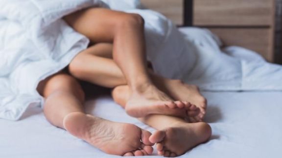 6 Cara Meningkatkan Kehidupan Seks, Tetap Membara dan Cihuy!
