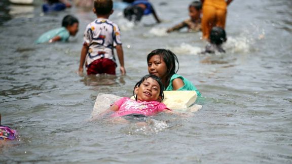 Duh Ngeri! Moms Jangan Biarkan Anak Main Banjir, Ini Bahayanya