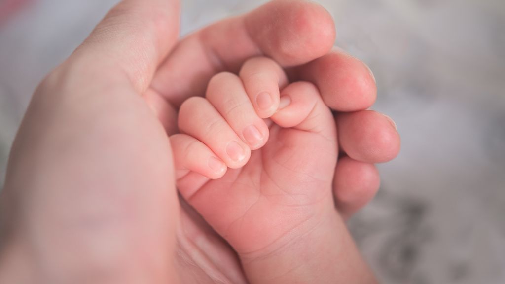50 Nama Bayi Laki-laki yang Cocok untuk Anak Pertama