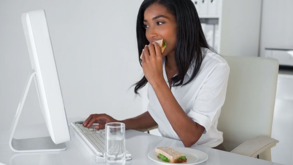 Please Jangan Biasain Makan Siang di Meja Kerja, Ini 6 Dampak Buruknya, Salah Satu Bisa Picu Penyakit Jantung! Ngeri…