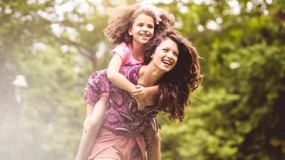 Ibu Happy Keluarga Makin Harmonis! Ini 5 Langkah Jadi Ibu Rumah Tangga yang Bahagia, Jangan Malu Minta Bantuan Ya Moms!
