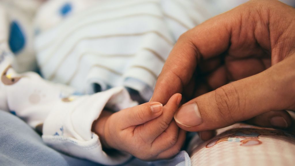 20 Ide Nama Bayi Laki-laki Kembar yang Lahir di Bulan Desember