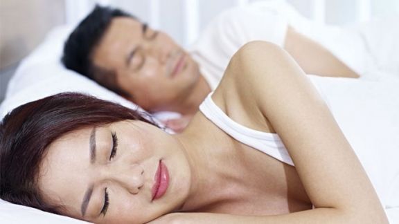 3 Posisi Tidur yang Dapat Meningkatkan Keintiman Suami Istri, Nyaman Banget!