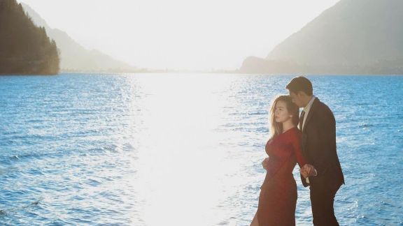 Bikin Iri! Felicya Angelista & Hito Caesar Berfoto Romantis  Ala Drama Korea di Swiss