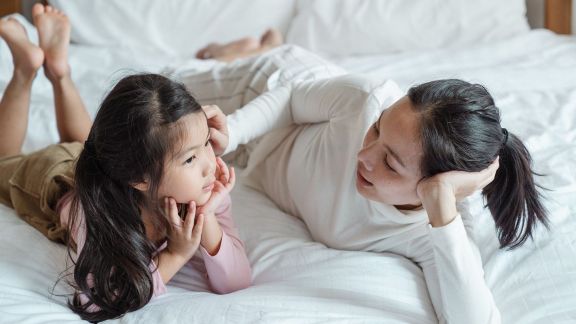 Hempas Stres dan Bosan, Ini 5 Cara Mudah Jadi Ibu Rumah Tangga Bahagia! Moms Tertarik Coba?
