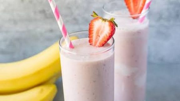Banana Strawberry Smoothie Snack MPASI Untuk Pencernaan Si Kecil