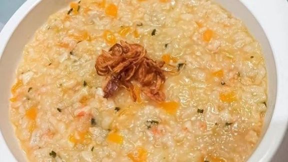 Trik Bikin Bubur Penuh Cinta untuk Sarapan Si Kecil, Cukup Pakai Udang dan Bayam Moms