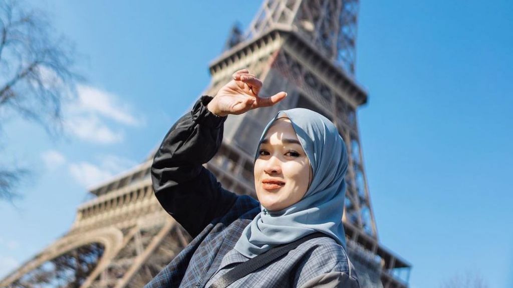 Pergi Liburan ke Paris, Ririe Fairus Pamer 'Ayang' Baru, Ini Sosoknya