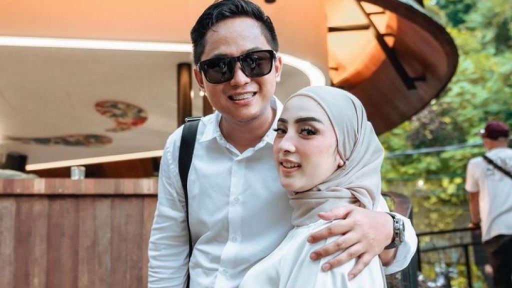 Dinan Fajrina Bongkar Kebiasaan Doni Salmanan di Ranjang, Tak Malu Perlihatkan Aksi Mesra dengan Suami di Kamar: Si Manja Minta...