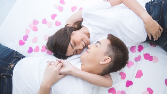 4 Fantasi Seks yang Pasti Dimiliki Para Suami, Sudah Coba yang Mana Nih Moms?
