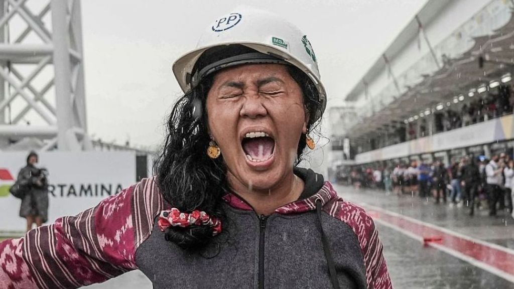Gagal Kendalikan Hujan, Mbak Rara Habis Diserang Gegara Jalan Konser Becek, Netizen: Lupa Lihat BMKG?