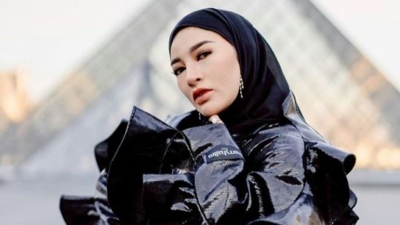 Pulang Haji, Shandy Purnamasari Lepas Hijab, Netizen Auto Nyinyir: Habis Haji Kelihatan Aslinya