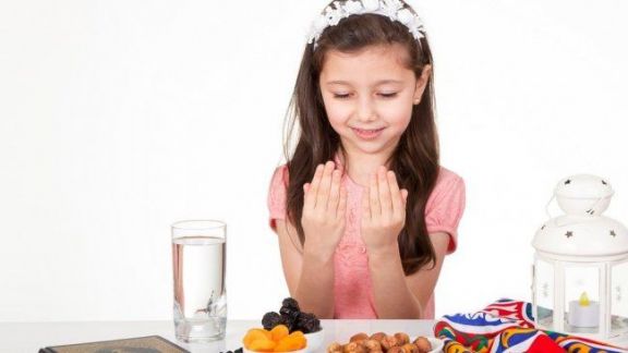 Dear Parents, Ini Lho Hal yang Perlu Dilakukan Agar Anak Mudah Beradaptasi Selama Bulan Puasa Ramadan!