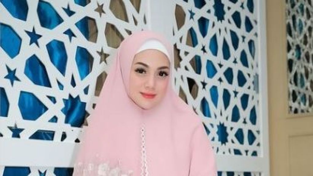 Selain Celine Evangelista, Ini 8 Potret Pesohor Non Muslim Pakai Hijab yang Bikin Geger Gegara Isu Pindah Agama