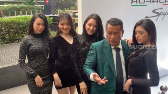 Hotman Paris Bawa Tiga Aspri Buat Liburan ke Bali, Melaney Ricardo Sentil Masalah Kamar: Lu Sekamar sama Bang Hotman?!