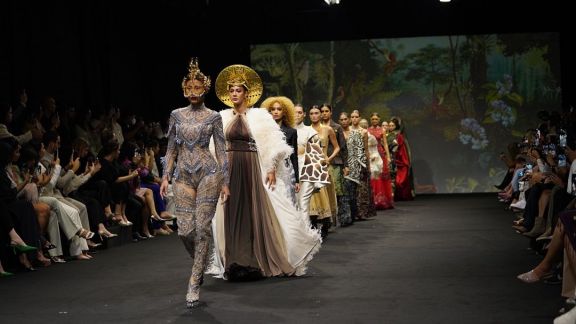 Hian Tjen X Make Over Pamerkan Karya Bertajuk “Provenance” di Panggung Arab Fashion Week 2022/2023