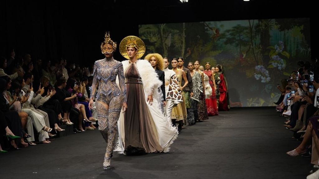 Hian Tjen X Make Over Pamerkan Karya Bertajuk 'Provenance' di Panggung Arab Fashion Week 2022/2023