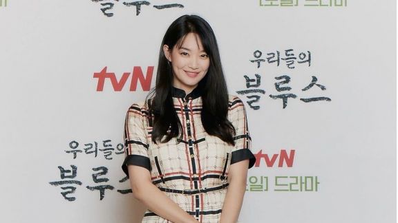 Perankan Karakter Berbeda di Drama 'Our Blues', Berikut 10 Pesona Shin Min Ah yang Satu Drama dengan Sang Kekasih Kim Woo Bin
