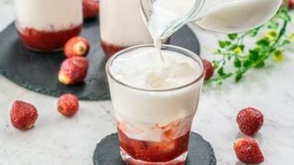 Resep Korean Strawberry Milk, Manis Creamy, Cuma Pakai 3 Bahan!