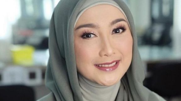 Tampil Mesra, Dessy Ratnasari Pamer Potret Dipeluk Sosok Pria Ini, Netizen Seketika Riuh: Bukan Muhrim!