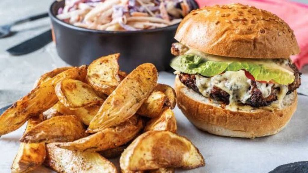 Rayakan Hari Keju Sedunia, Chef Firhan MCI Bagikan Resep Hot BBQ Cheese Burger, Intip Yuk!