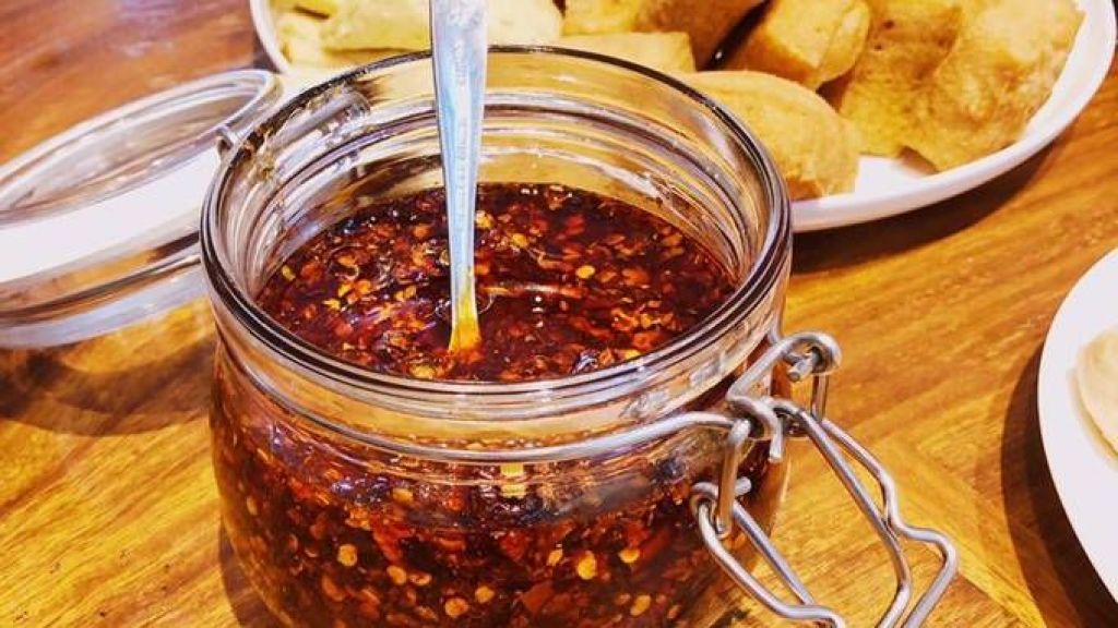 Trik Mudah Bikin Chili Oil Sendiri di Rumah, Pecinta Pedas Wajib Stok!