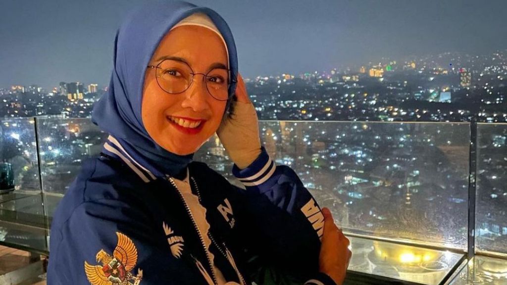 Diduga Lepas Hijab dan Cuma Pakai Kupluk, Gaya Desy Ratnasari Tuai Sorotan: Leher Aurat Teh!