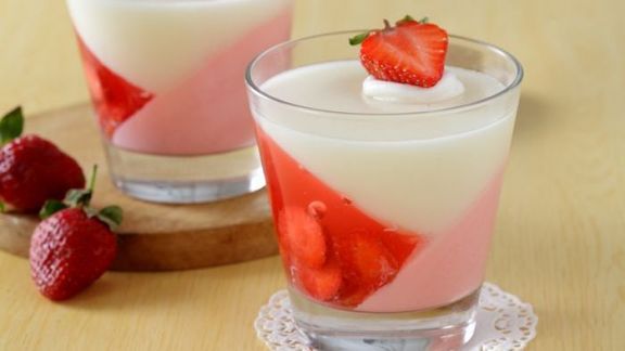 Resep Puding Strawberry Keju, Manis dan Lembut Banget