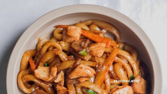 Resep MPASI Salmon Yaki Udon ala Restoran Jepang, Ternyata Buatnya Gak Sulit Moms