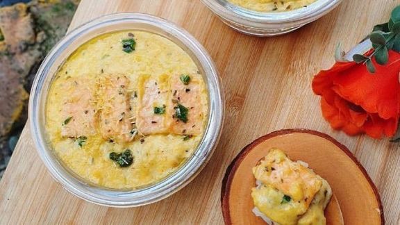 Cara Buat Nasi Salmon Panggang untuk Anak yang Sedang Tumbuh Gigi, Teksturnya Bisa Disesuaikan Moms