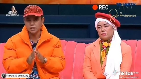 Haji Faisal dan Oma Dewi Datang ke Acara TV, Pakai Baju ala ABG Zaman Now Malah Digunjing: Kagak Inget Umur Merasa Ngartis Kali Yak!