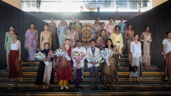 Torang Sitorus dan The Apurva Kempinski Bali Kemas Keindahan Ulos Lewat Fashion Show Bertajuk 'Magnificent Toba for the World’
