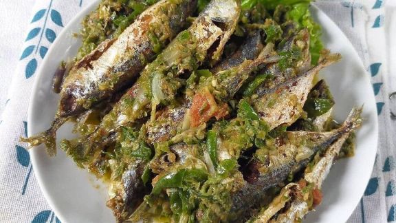 Resep Ikan Dencis Cabe Ijo, Menu Makan Malam yang Menggugah Selera