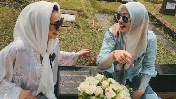 Momen Langka! Potret Angelina Sondakh dan Reza Artamevia Keciduk Pelukan di Depan Makam Adjie Massaid: YaAllah...