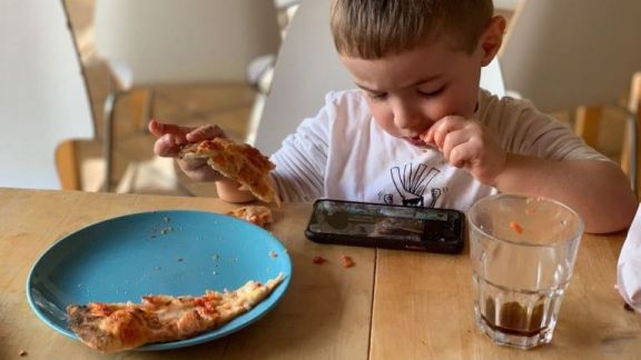 Ngeri! Ini Dampak Biarkan Anak Makan sambil Main Gadget, Harus Mulai Dikurangi Moms