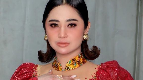 Heboh! Dewi Perssik Pamer Foto Testpack Positif, Benarkah Mantan Istri Angga Wijjaya Tengah Hamil?
