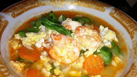 Cara Bikin Sop Oyong Telur, Menu Hemat tapi Sehat! Suegerrr Pol Moms