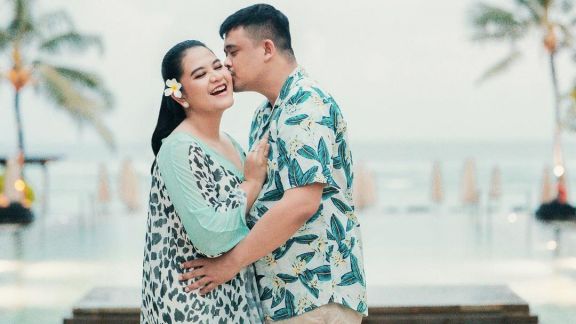 Kaesang Asyik Nikmati Momen Manis, Kahiyang Ayu Gak Mau Kalah Kodein Suami dengan Busana Adat Bali: Kita Mah Ready 24/7!