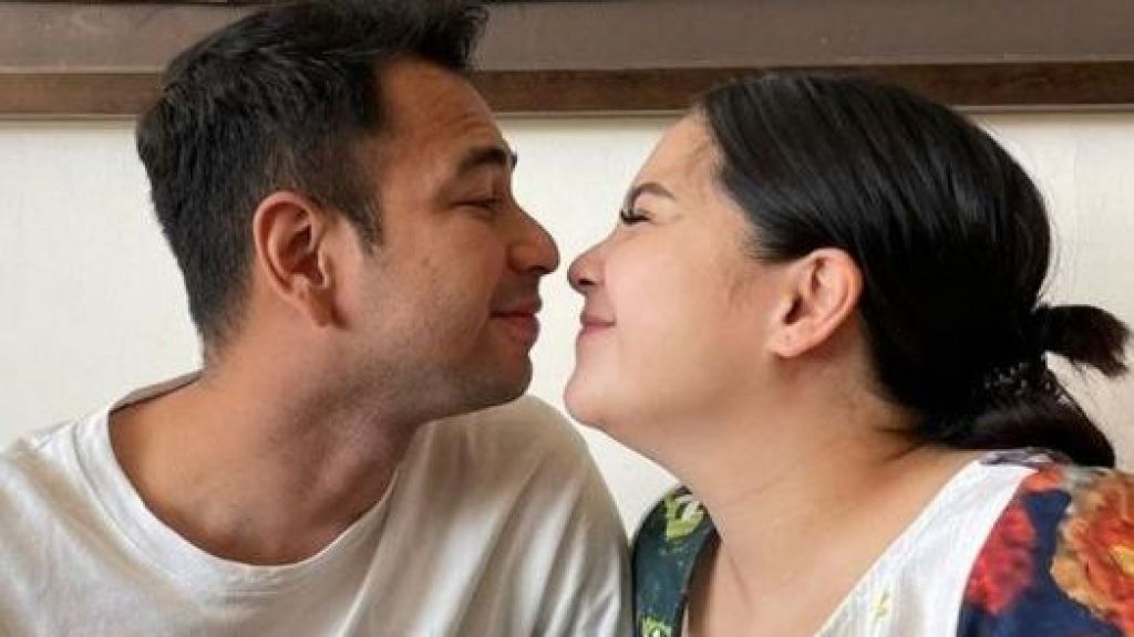 Heboh Foto-foto Candid Raffi Ahmad dan Nagita Slavina yang Penuh Keuwuan, Netizen: Serasa Dunia Milik Berdua