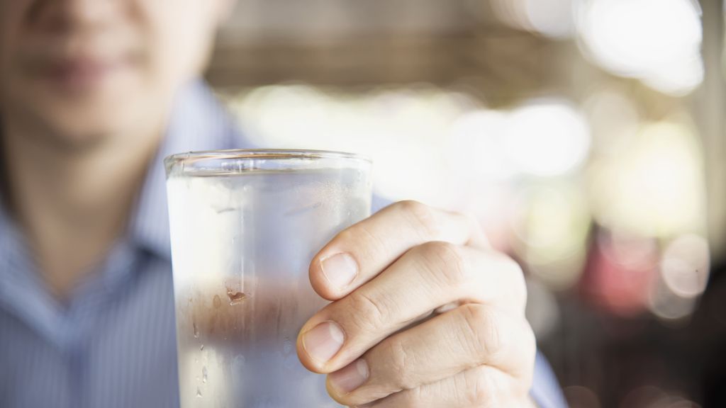 Aman Gak Sih Minum Air Dingin Saat Cuaca Panas? Begini Penjelasan Pakar