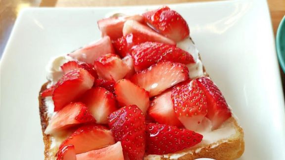 Trik Buat Roti Gulung Strawberry Pakai Buah Asli, Dijamin Lebih Sehat Moms