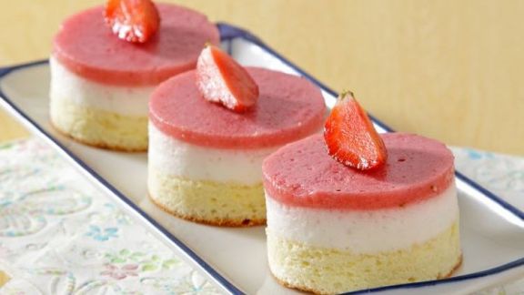 Resep Cake Puding Strawberry, Manis, Lembutnya Meleleh Dimulut